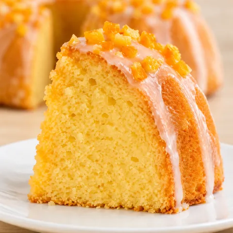 Pokrojona babka pomarańczowa z polewą z soku pomarańczowego