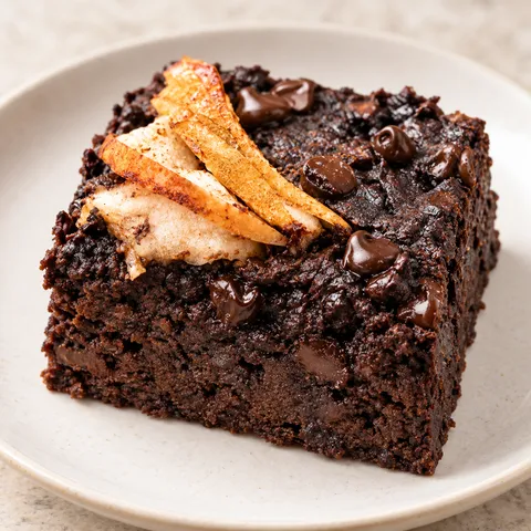 Kawałek brownie z jabłkami z ciemnym kakaowym środkiem