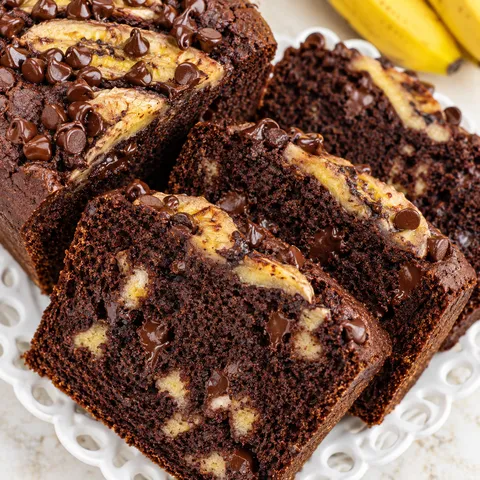 Chlebek bananowy z czekoladą w plastrach z pieczonym bananem na wierzchu