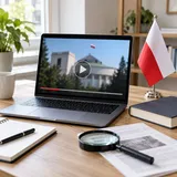 Laptop, książka i biało-czerwona flaga na biurku jako ilustracja sprawdzania informacji politycznych.