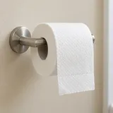 Rolka na poziomym uchwycie z końcówką papieru zwisającą z przodu.