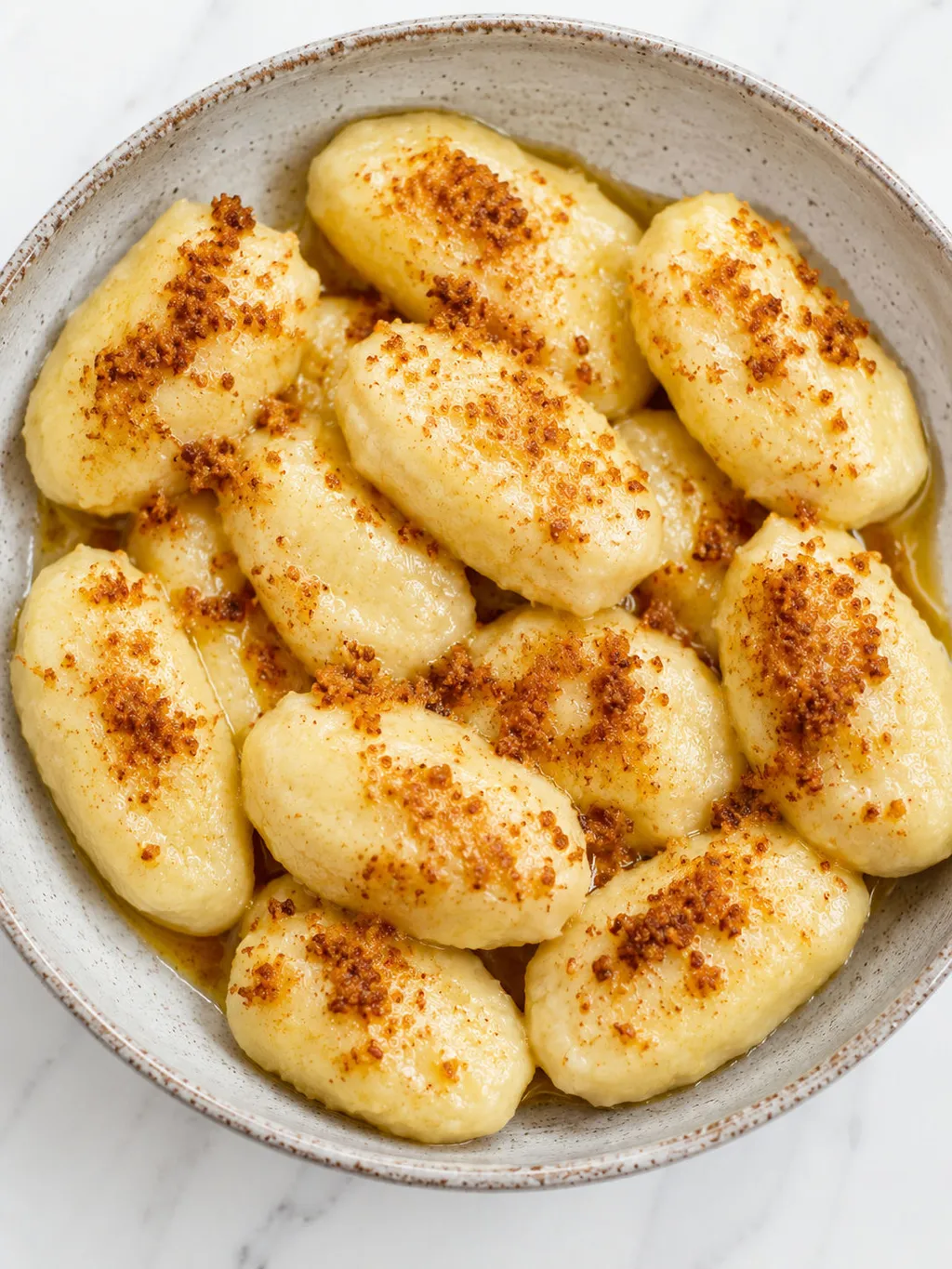 Leniwe pierogi z twarogiem w rumianym maśle z bułką tartą z bliska