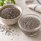 Suche nasiona chia w miseczce obok uwodnionych nasion otoczonych żelem.