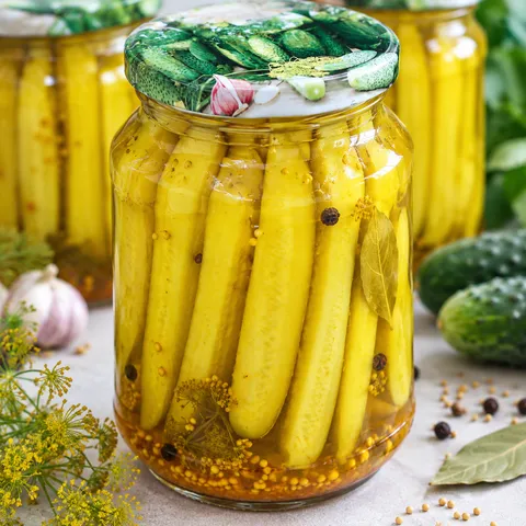 Słoik ogórków z curry w żółtej zalewie z gorczycą i koprem