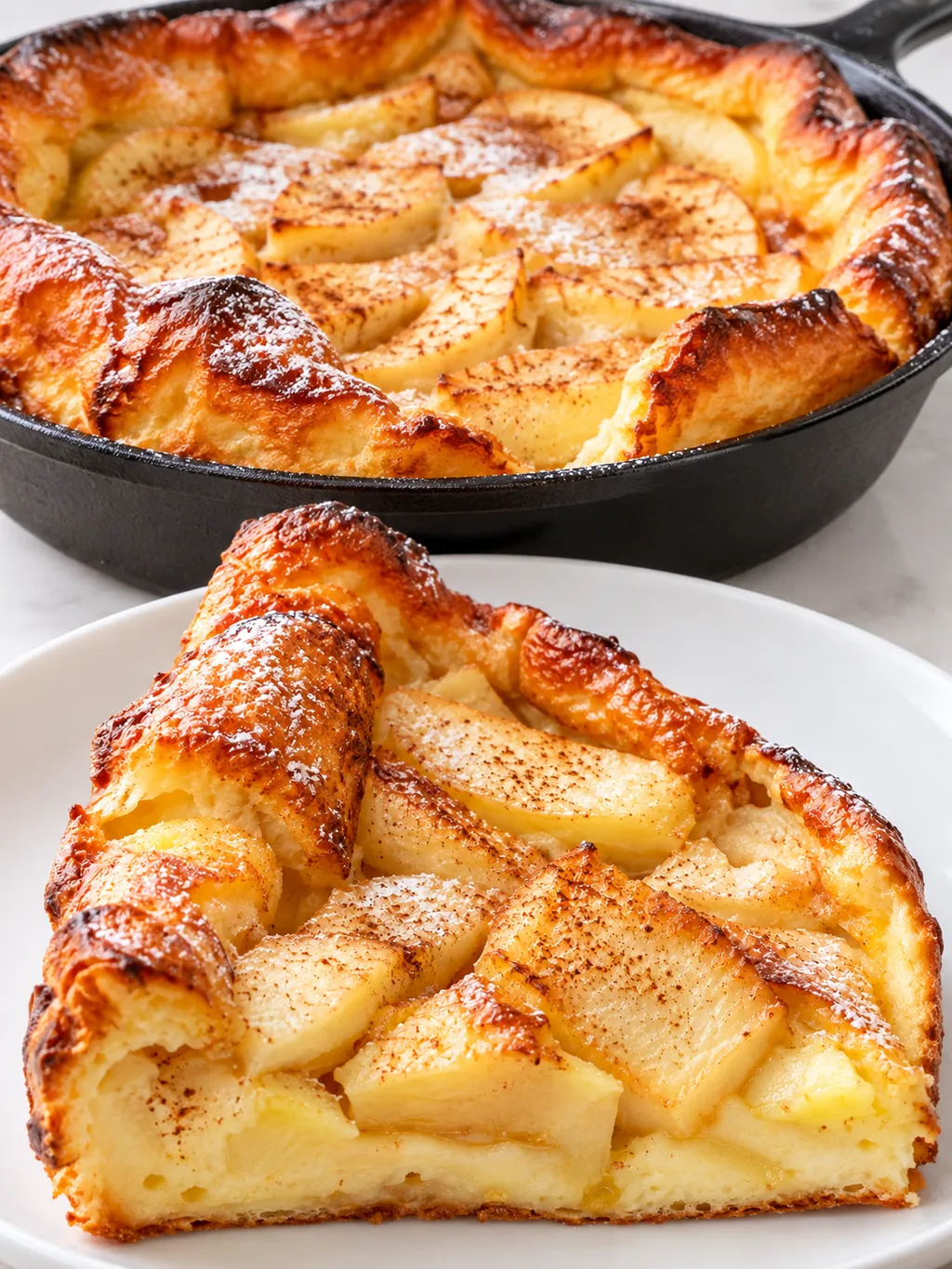 Cały pieczony naleśnik Dutch Baby z jabłkami w żeliwnej patelni i porcja na talerzu