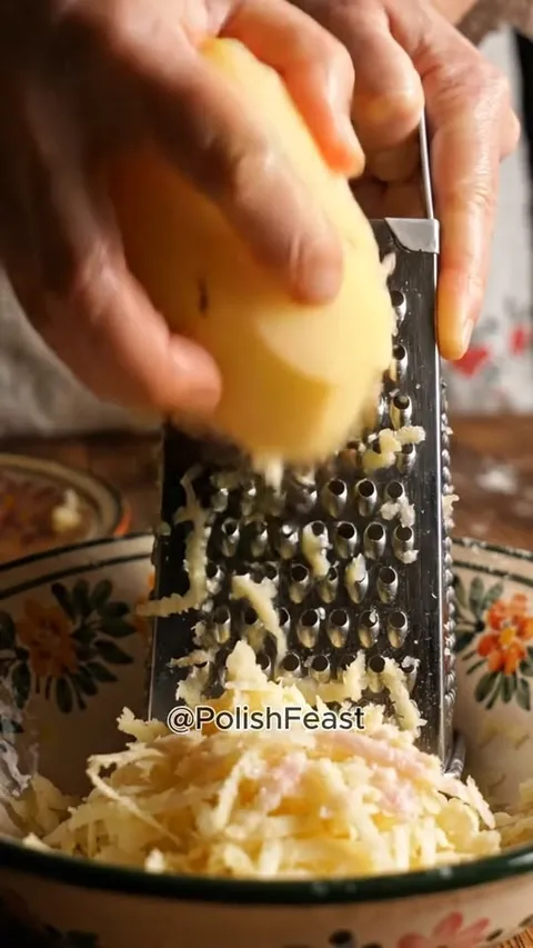 Składniki na pierogi ze śliwkami: mąka, jajko, śliwki węgierki, masło i bułka tarta