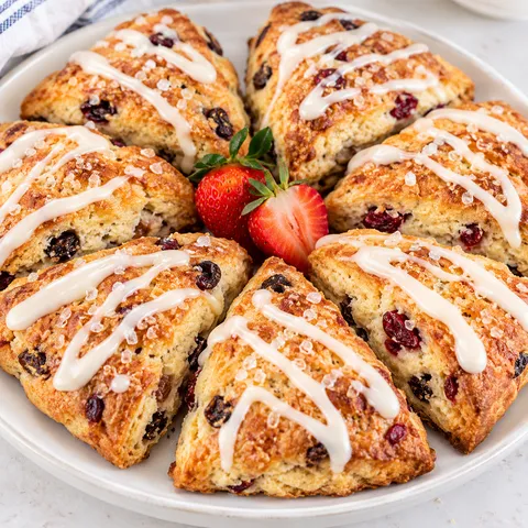 Maślane scones z rodzynkami i żurawiną z lukrem cytrynowym