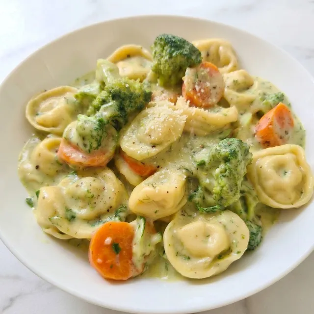 Tortellini z brokułami w kremowym sosie parmezanowym w ceramicznej misce
