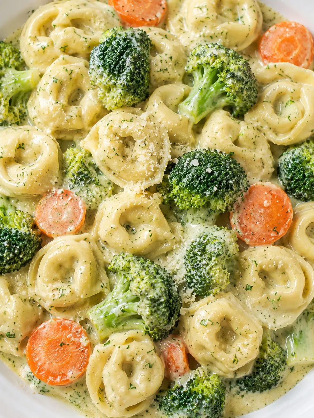 Widok z góry na tortellini z brokułami w kremowym sosie parmezanowym